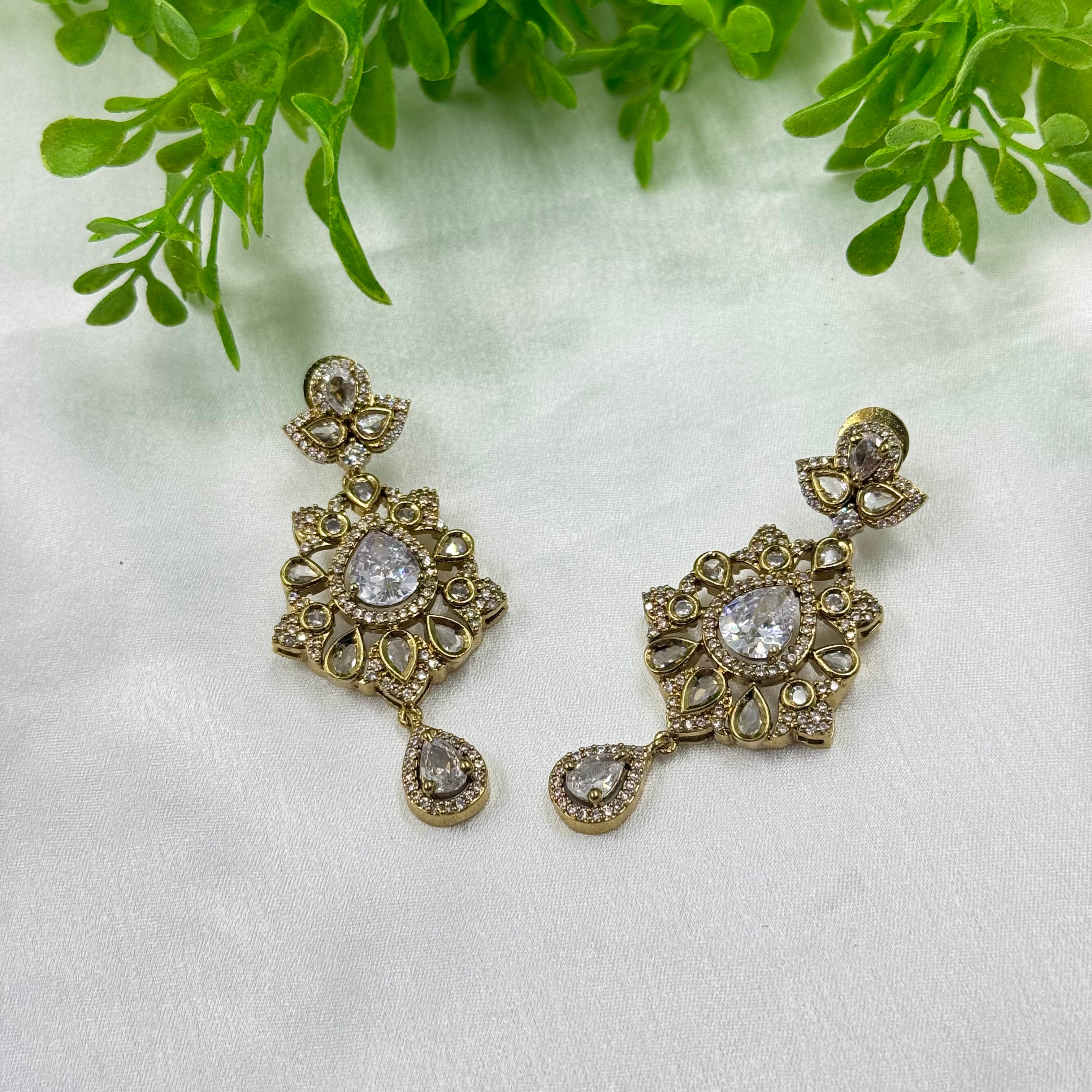 Victorian White Polki Necklace Set with Pear-Shaped Stones – Elegant Bridal Jewellery
